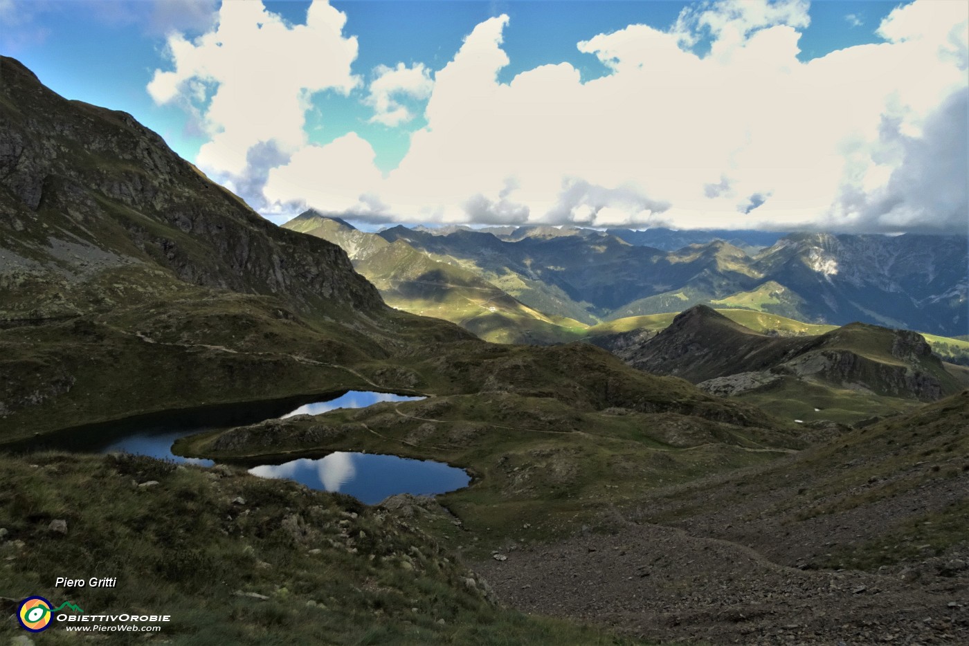 82 Dalla Bocchetta Triomen (2205 m) vista sui Laghetti di Ponteranica (2215 m).JPG